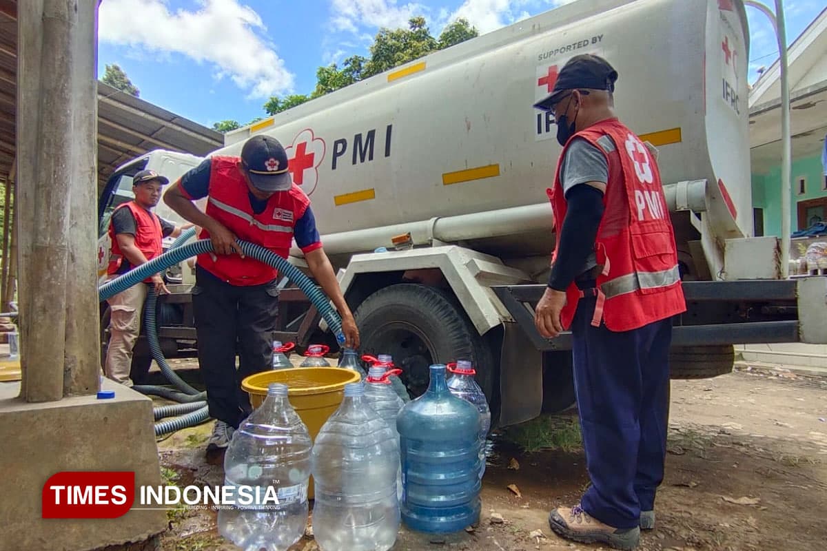 PMI Jember Salurkan Ribuan Liter Air untuk Korban Banjir di Desa Pakis