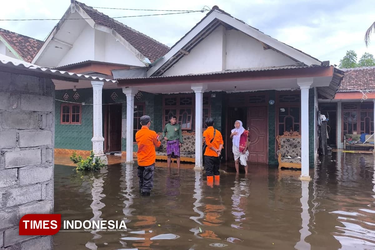 BPBD Jember Tangani Banjir Luapan Irigasi di Mayangan Gumukmas