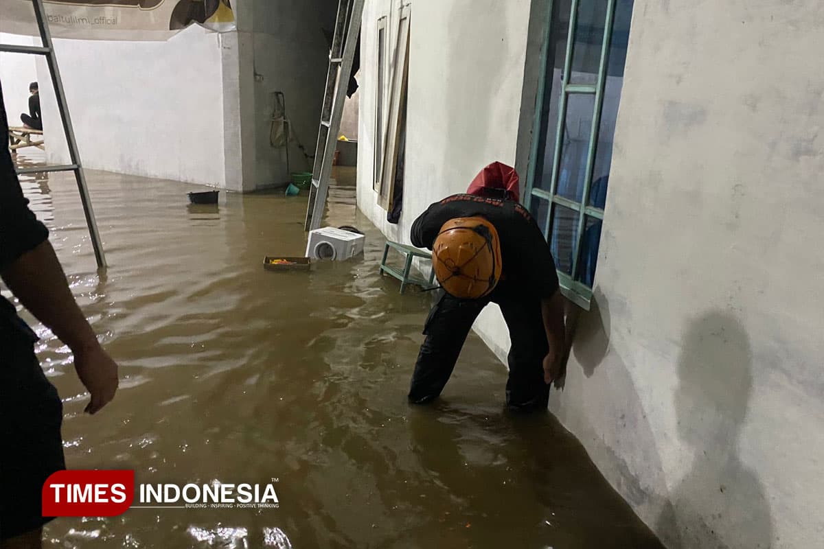 Jember Diterjang Banjir Bandang, 8 Kecamatan Terdampak, BPBD Fokus Evakuasi dan Penyaluran Logistik