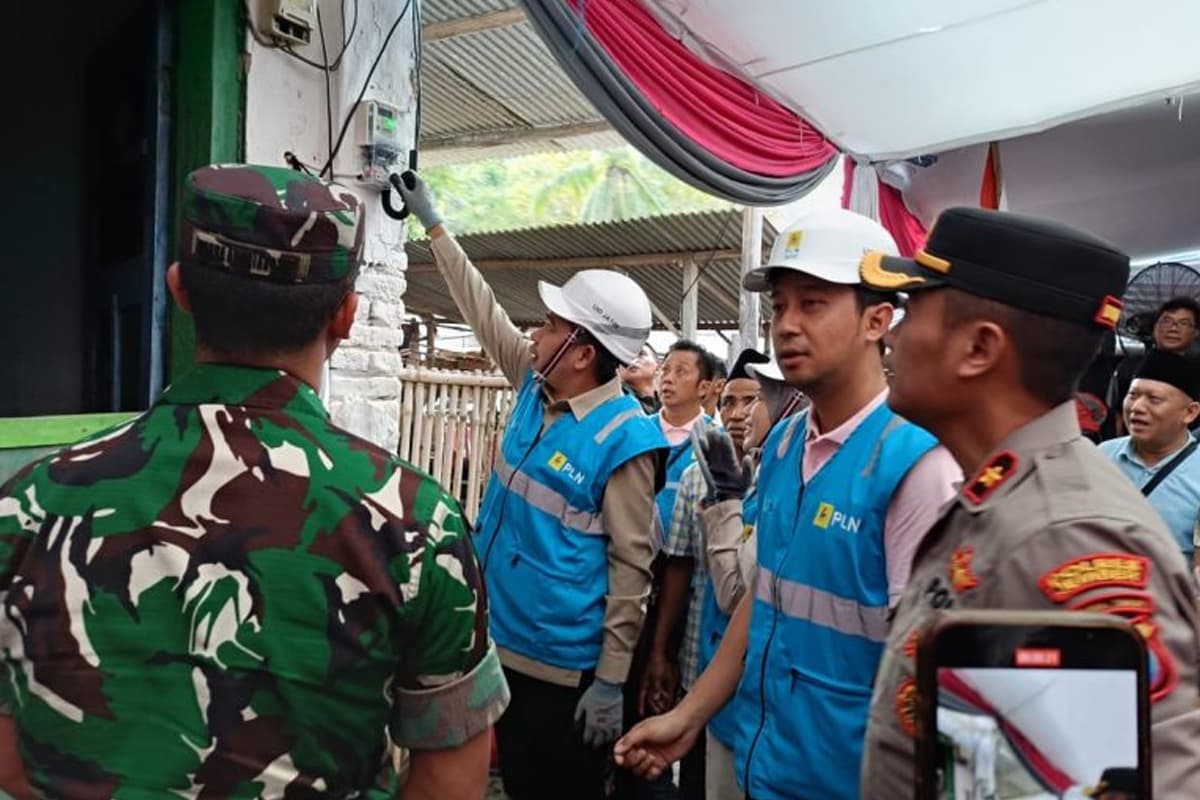 Warga Tidak Mampu Dapat Fasilitas Pemasangan Meteran Listrik Gratis