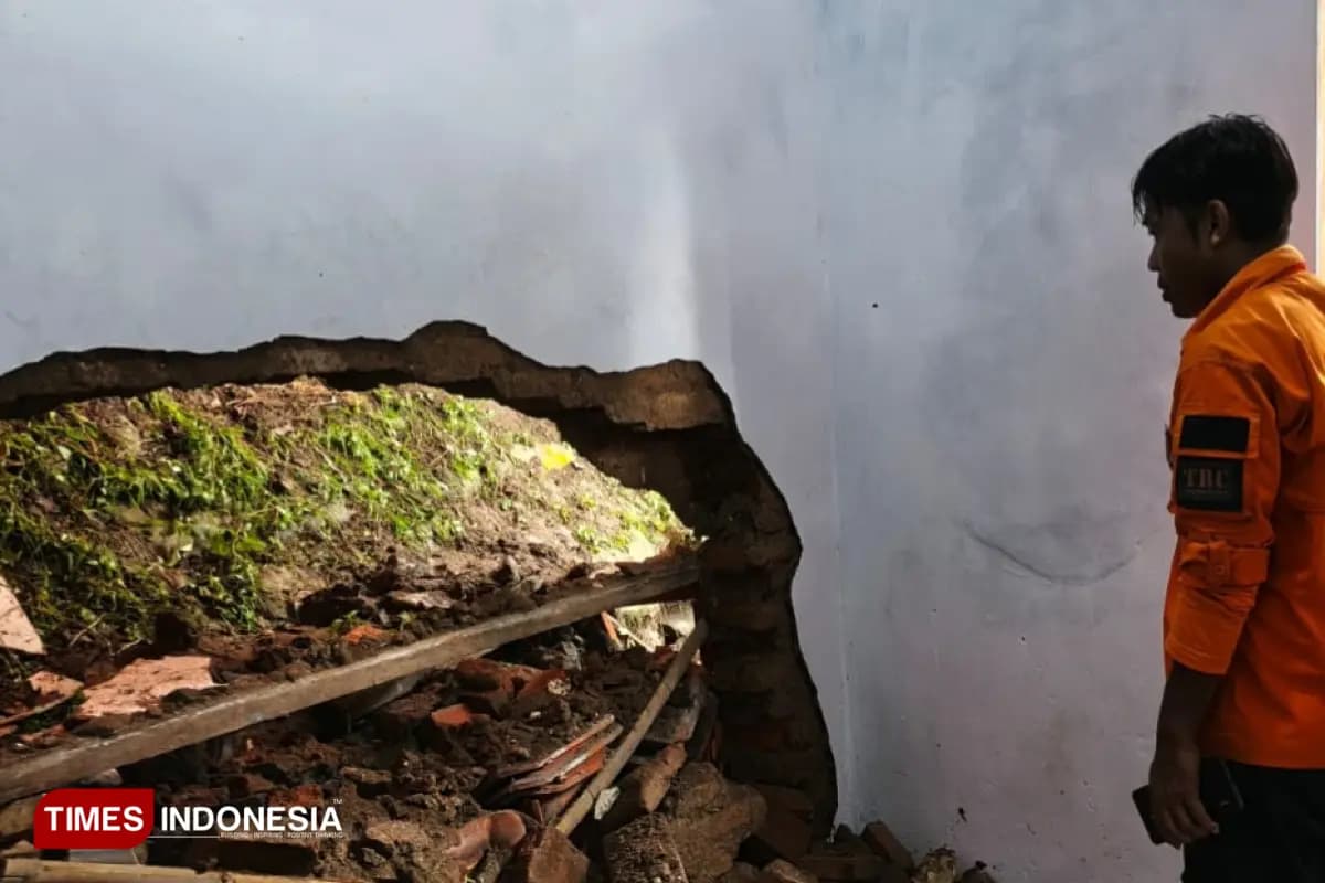 Hujan Deras di Jember, Plengsengan Ambrol Timpa Rumah Warga
