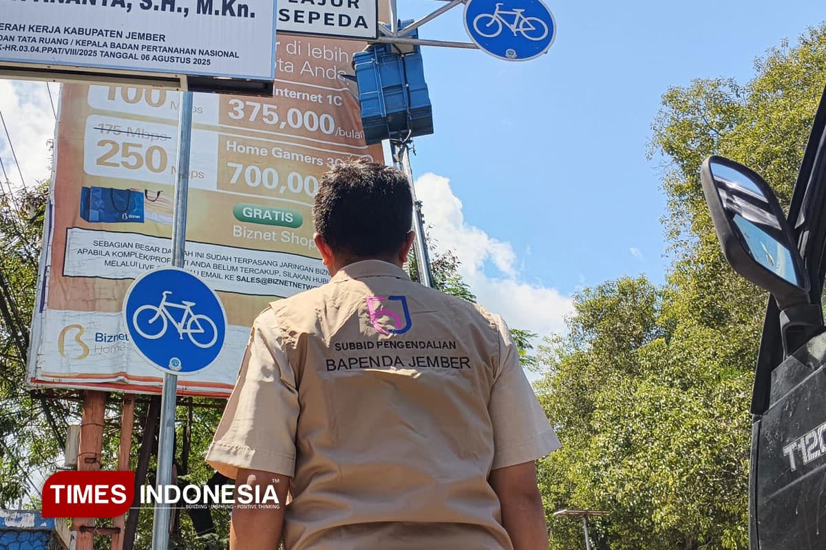 Kedaluarsa Sejak 2019, Reklame Raksasa di Jember Akhirnya Dibredel, Pemkab Rugi Ratusan Juta