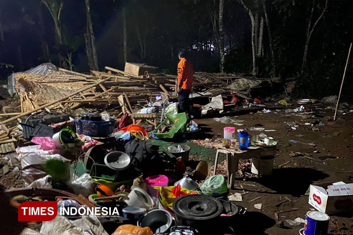 Satu Rumah di Kalisat Roboh, BPBD Jember Salurkan Bantuan Material